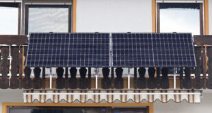 Balkonkraftwerk mit zwei Solarmodulen an der Balkonbrüstung